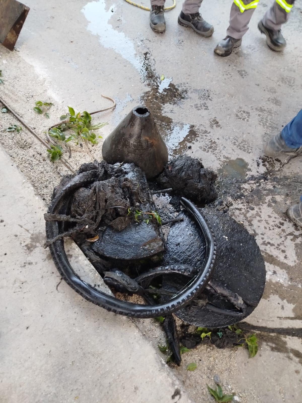 🚨 Obstrucciones con llantas y señalizaciones afectan el alcantarillado en Bellavista